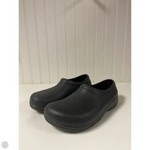 Shoes Flats By Crocs In Black, Size: 8