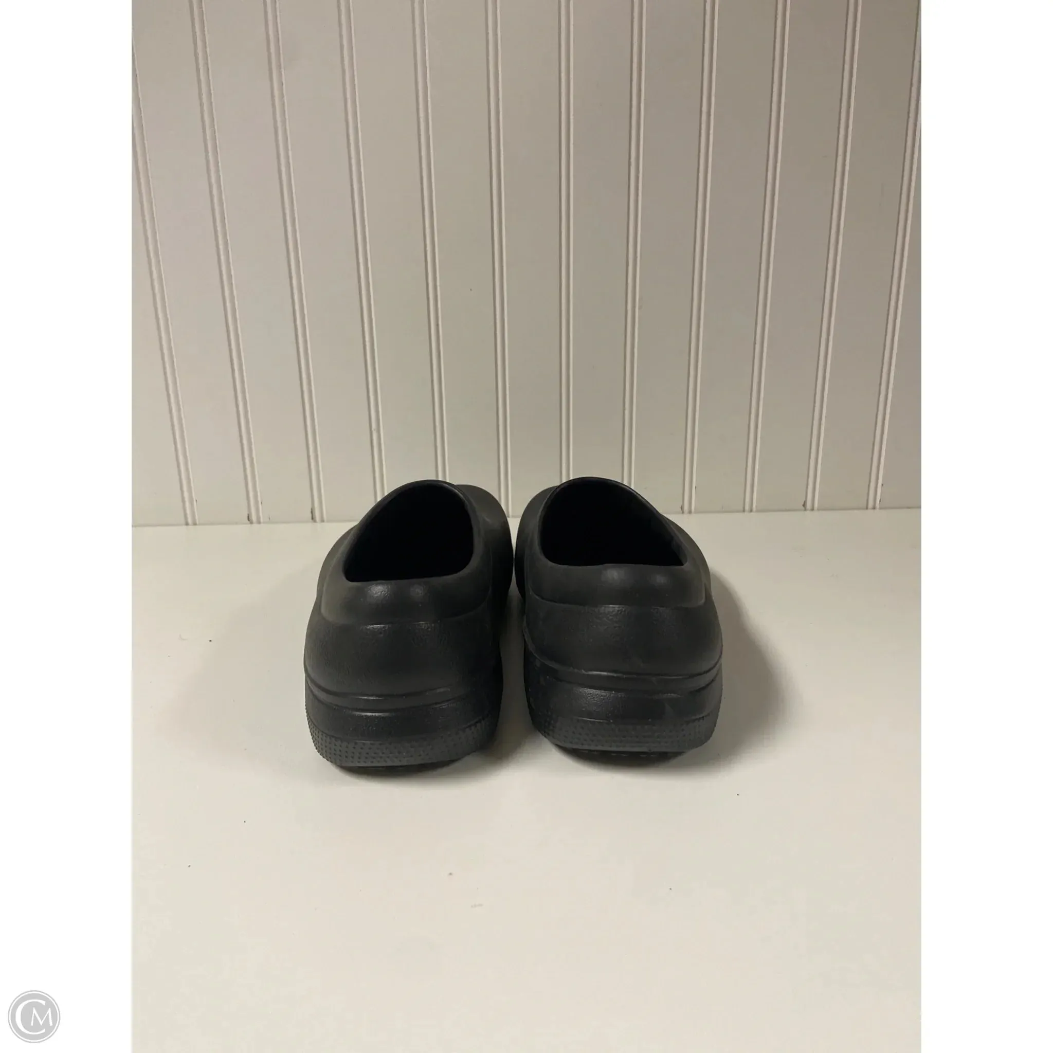 Shoes Flats By Crocs In Black, Size: 8