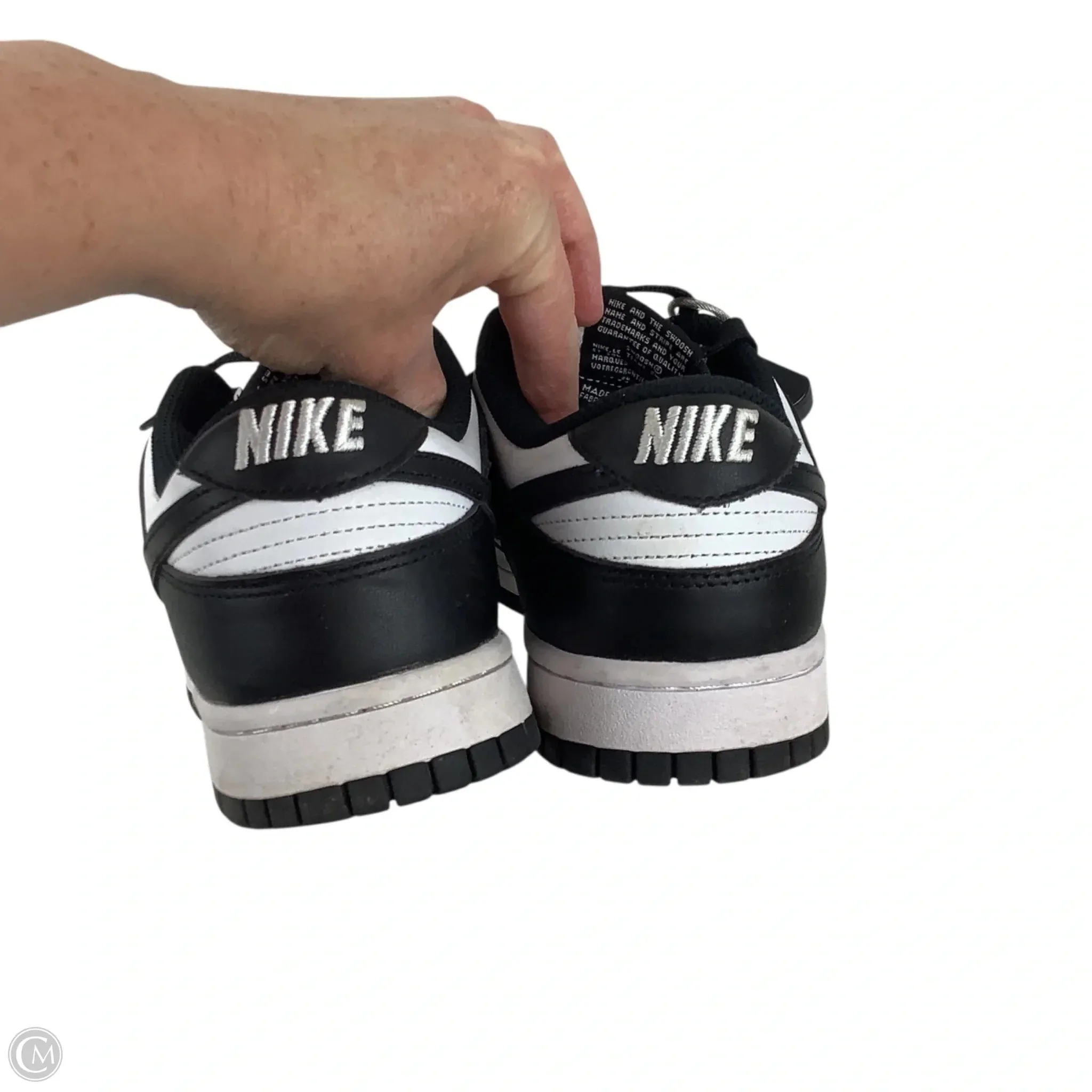 Shoes Sneakers By Nike In Black & White, Size: 9
