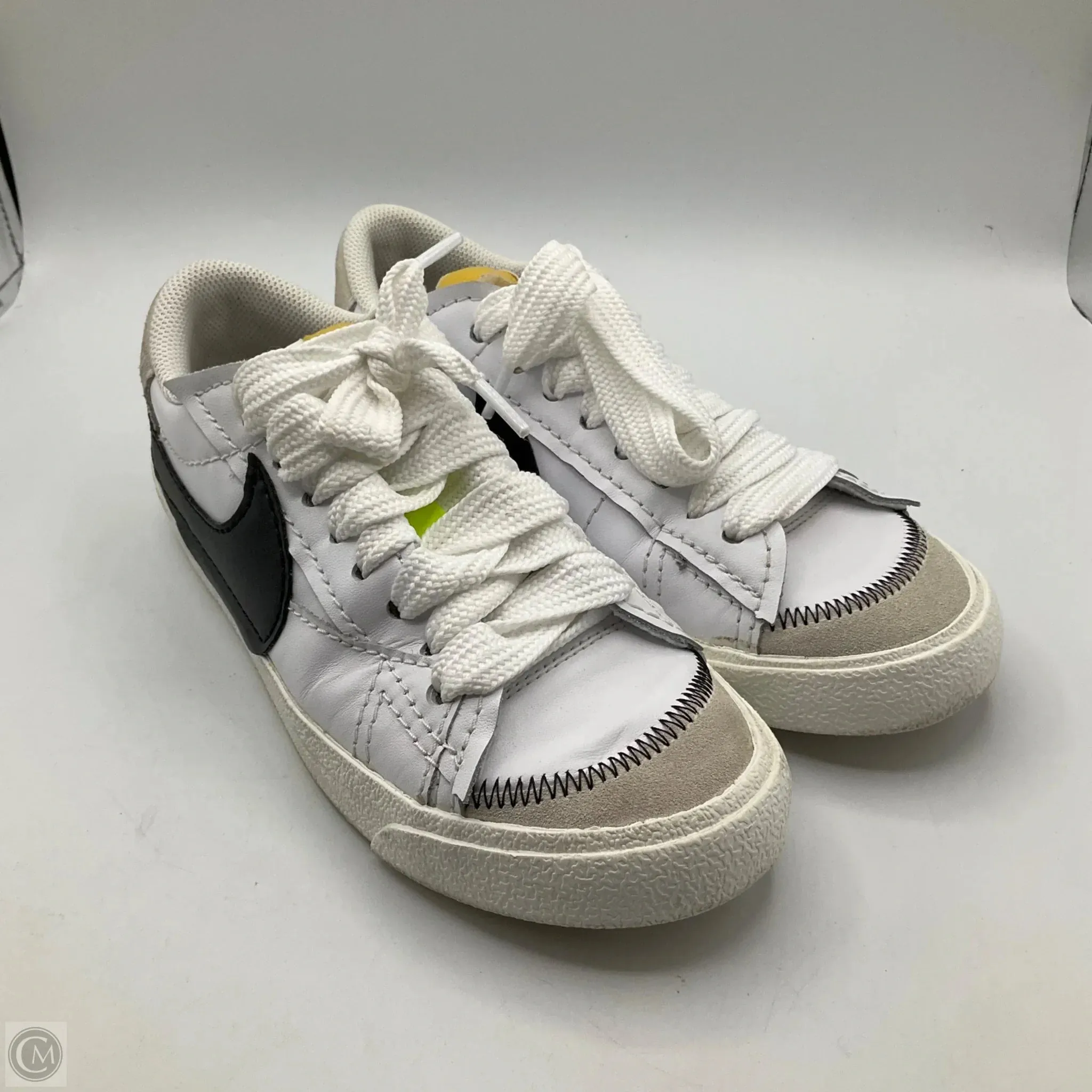 Shoes Sneakers By Nike In White, Size: 7.5