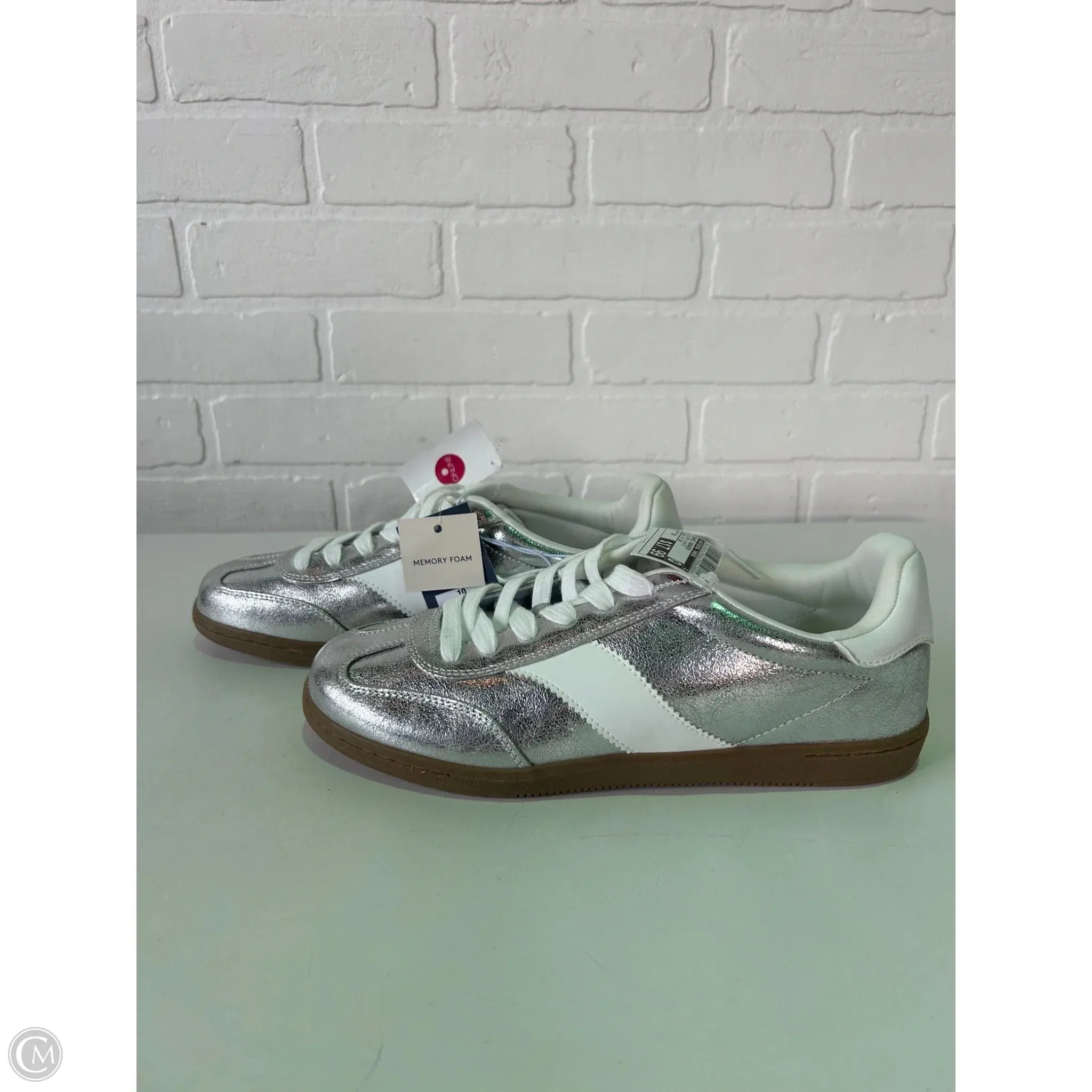 Shoes Sneakers By Universal Thread In Silver & White, Size: 10