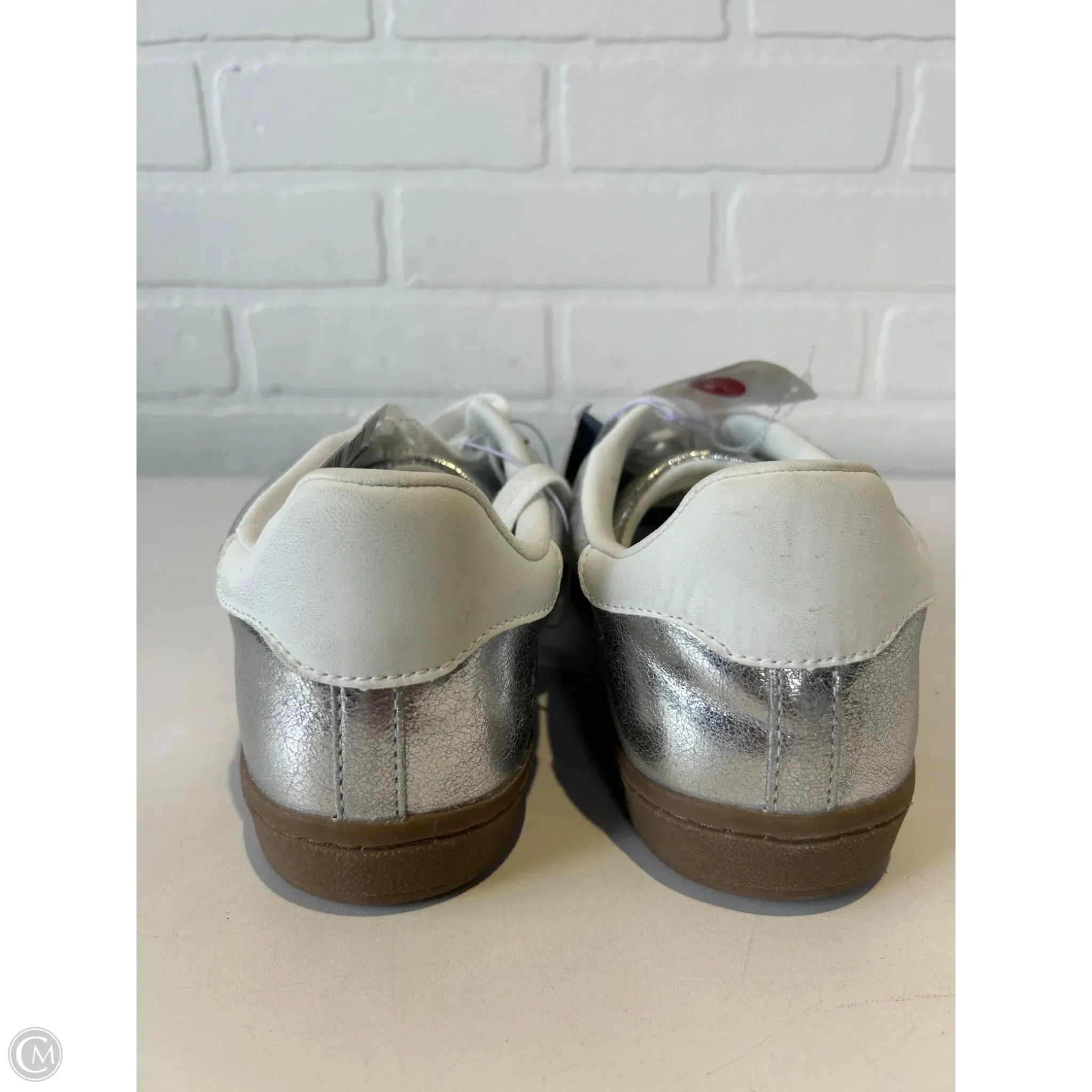 Shoes Sneakers By Universal Thread In Silver & White, Size: 10